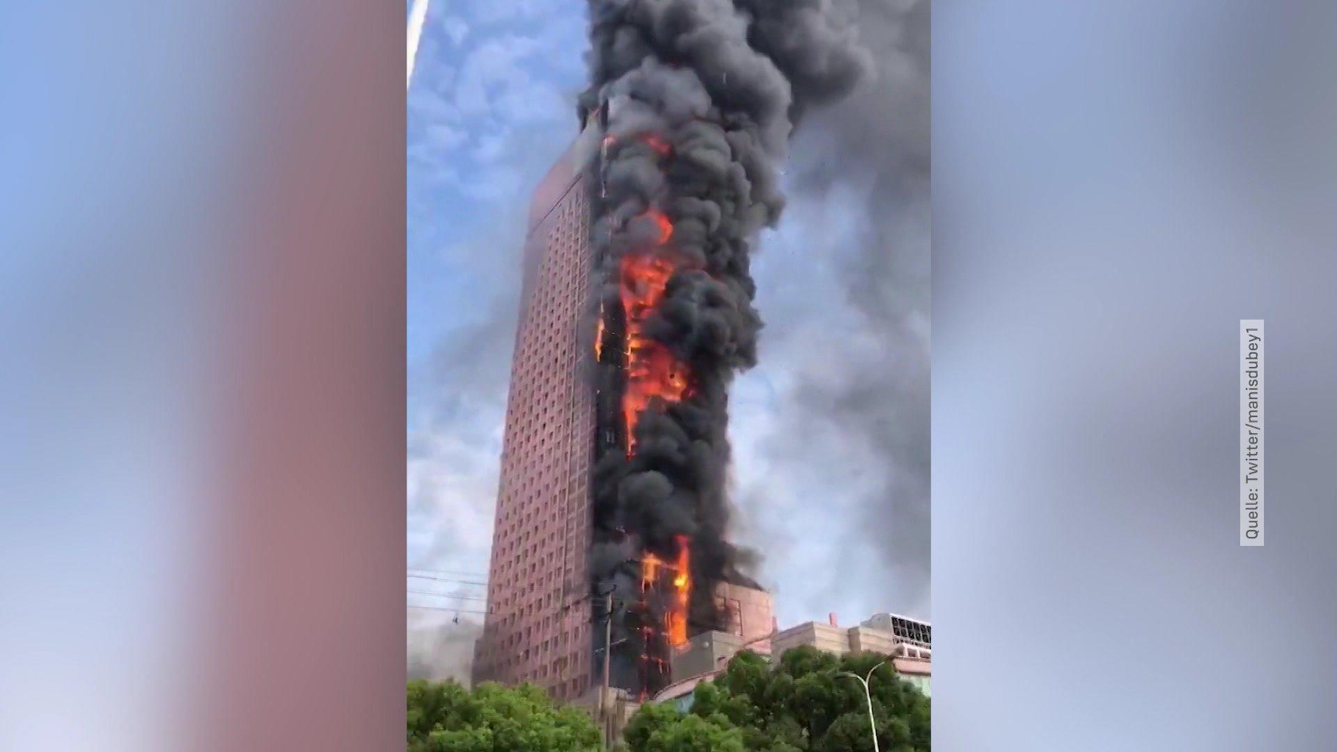 Wolkenkratzer brennt in chinesischer Millionenstadt Gebäude von China Telecom in Flammen