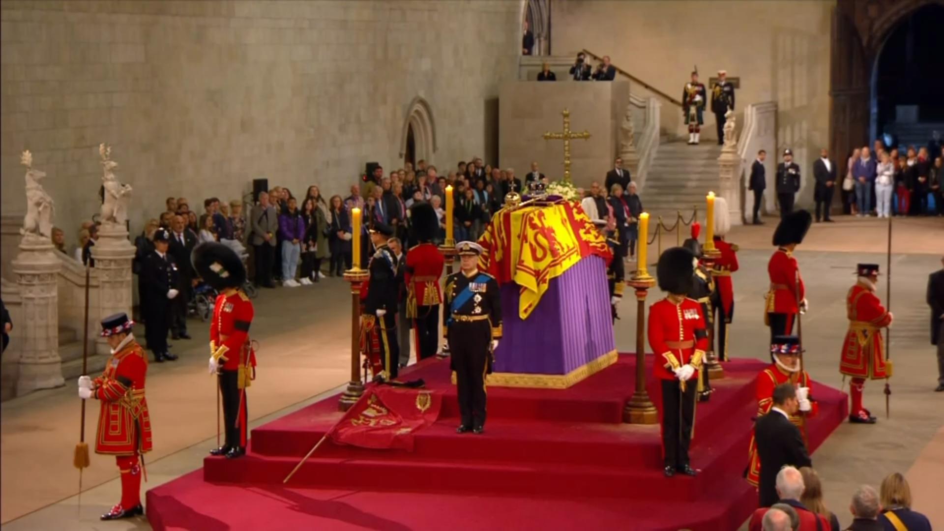 König Charles III. und seine Geschwister halten Mahnwache Historischer Moment