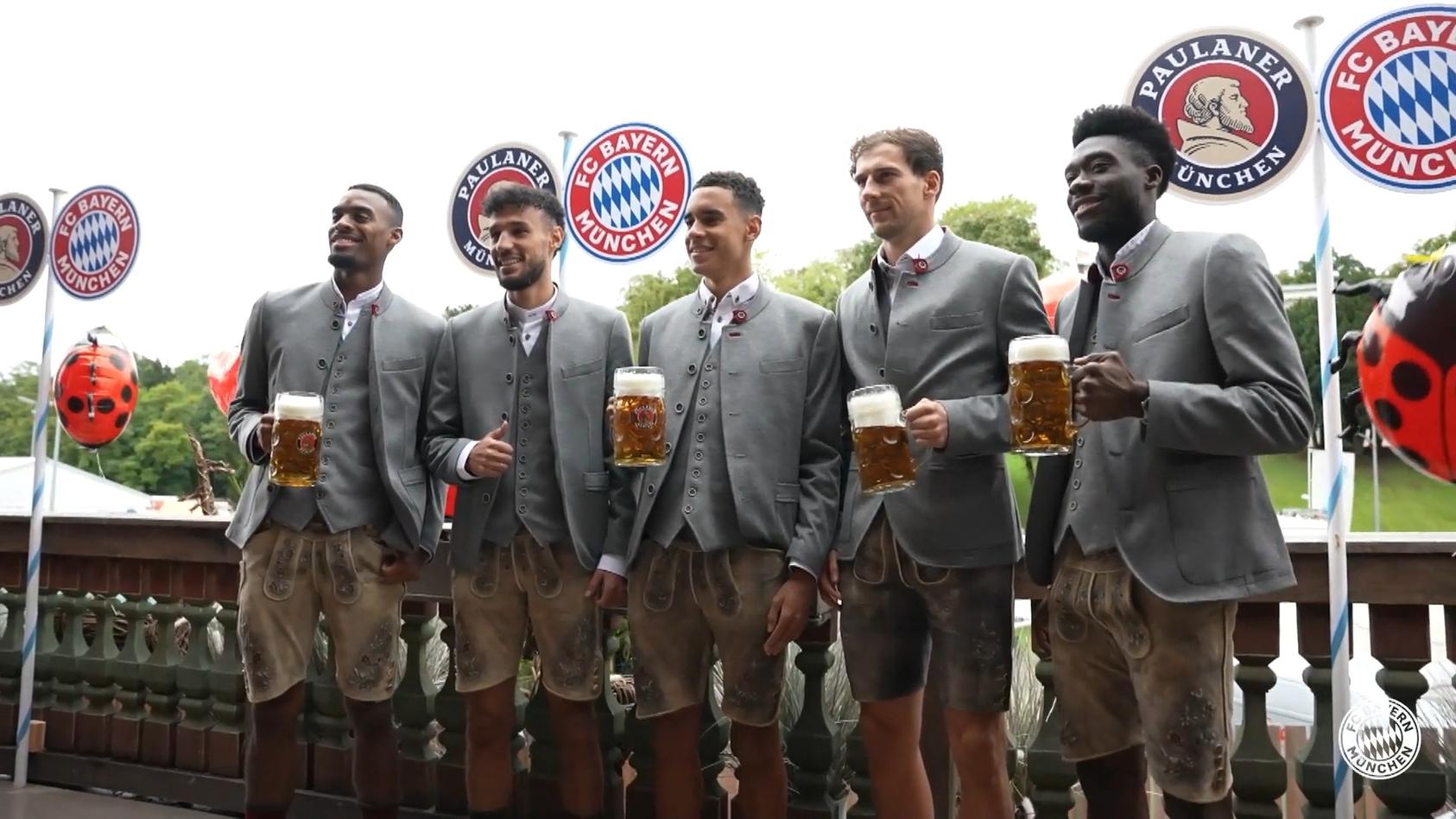 FC Bayern mit gequältem Lächeln auf der Wiesn Gute Miene zum bösen Spiel