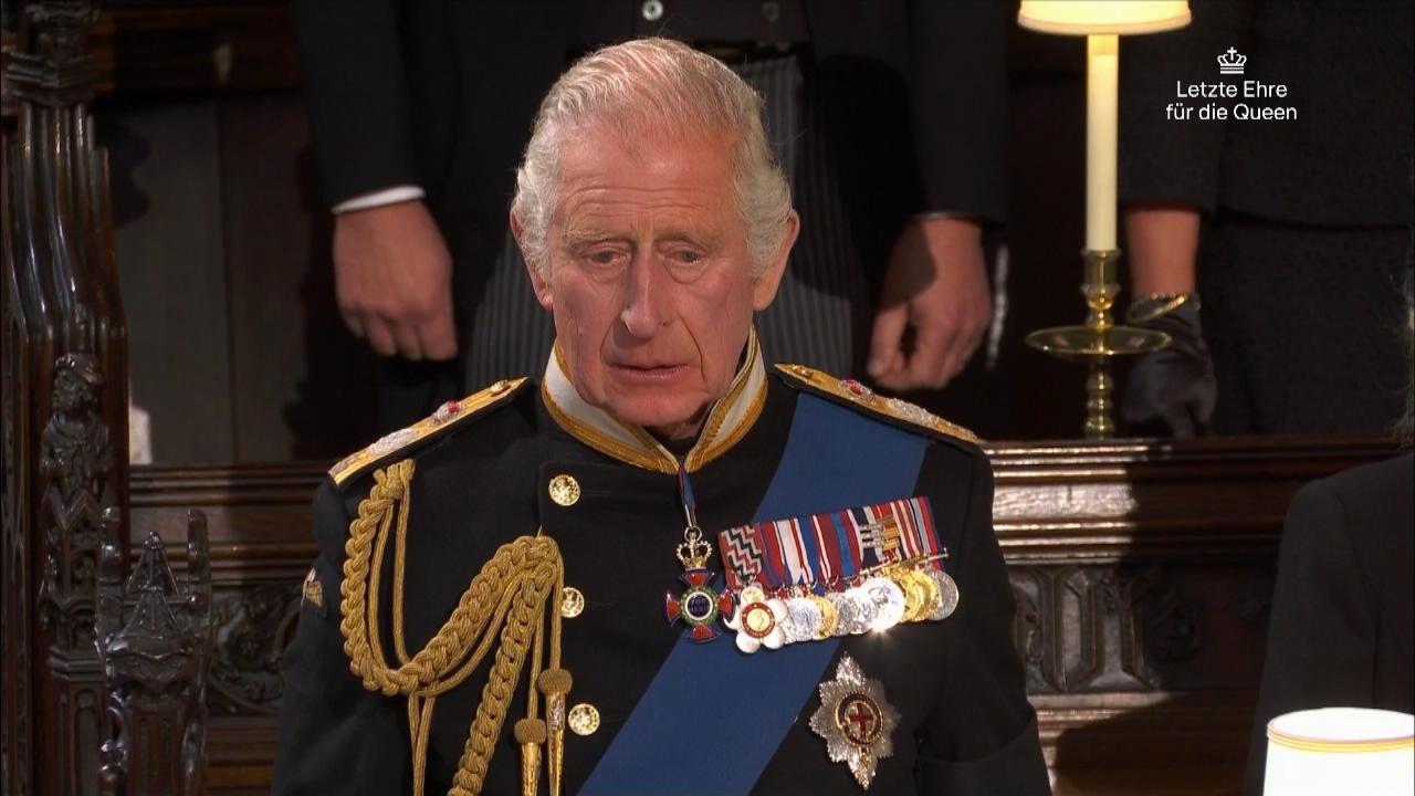König Charles mit Tränen in den Augen Queen-Beisetzung