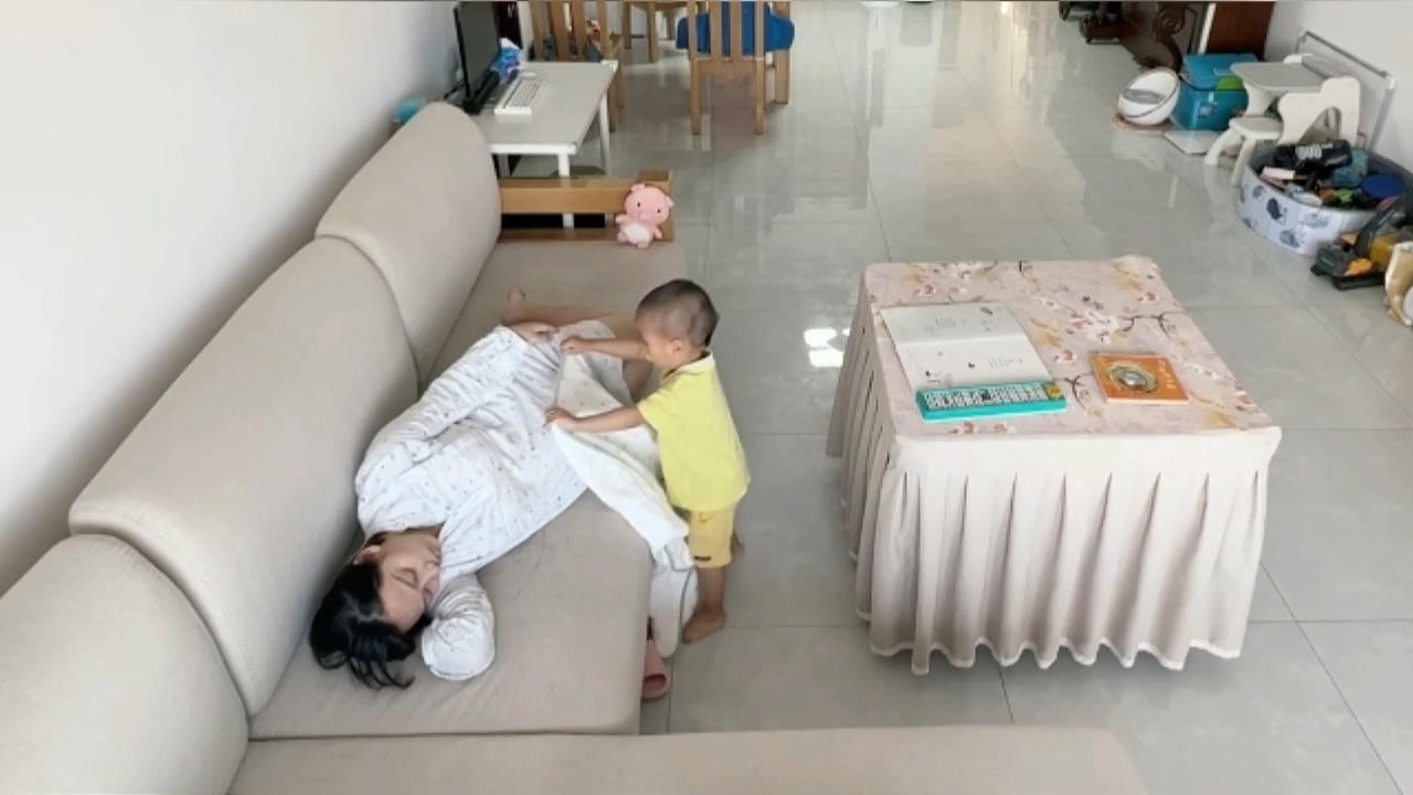 Kleiner Junge kümmert sich ganz rührend um seine Mutter Liebevolle Geste von 2-Jährigem