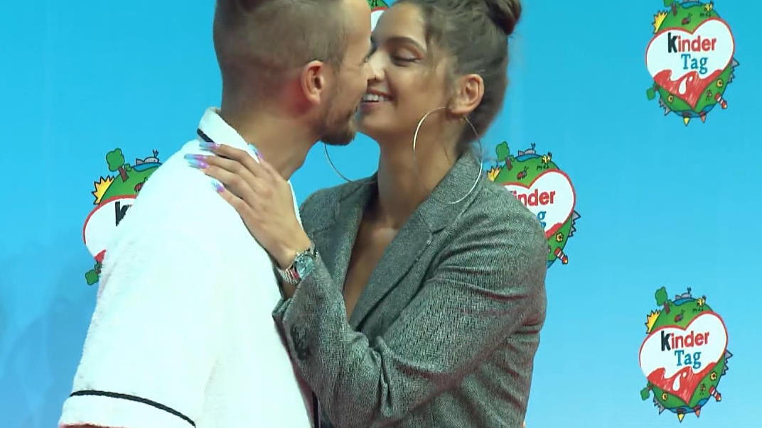 Julian Claßen und Tanja Makaric knutschen Erster Kuss auf Rotem Teppich
