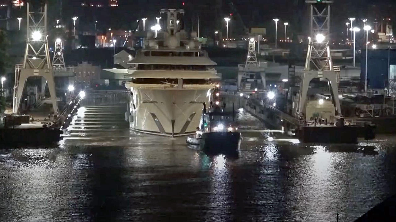 Schlepper ziehen Oligarchen-Jacht aus Hamburger Hafen Abtransport als "totes Schiff"