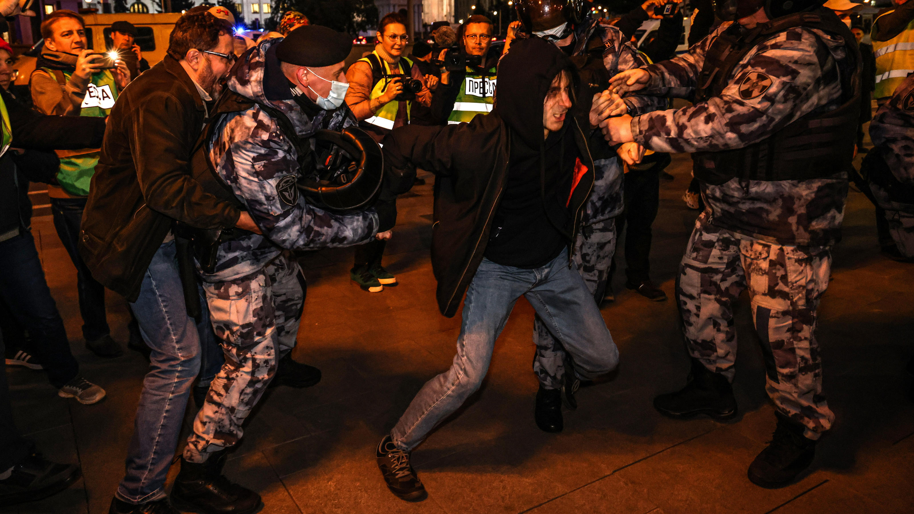 Russland beruft wohl Demonstranten direkt nach Festnahme ein Polizei zerschlägt Anti-Putin-Demo