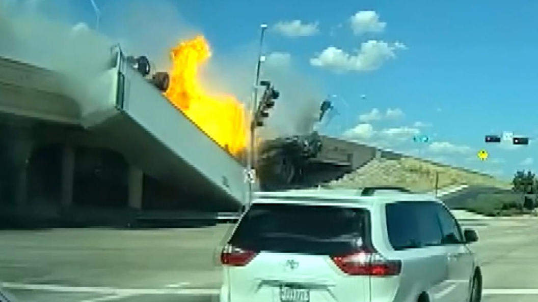 Brennender Sattelschlepper stürzt von Brücke Fahrer stirbt in Flammen