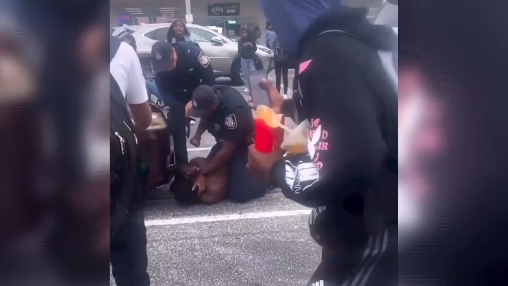 Polizist schlägt auf Teenager ein Brutale Polizei in Baltimore