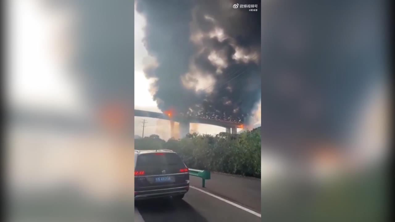Mega-Brücke geht in Flammen und Rauch auf Nach Lkw-Unfall