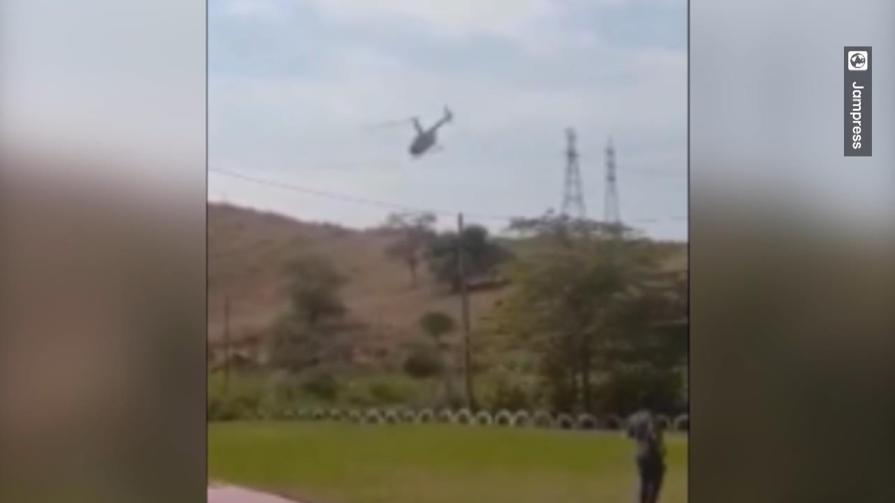 Hubschrauber stürzt ab – alle vier Insassen überleben! Am Boden ging er in Flammen auf