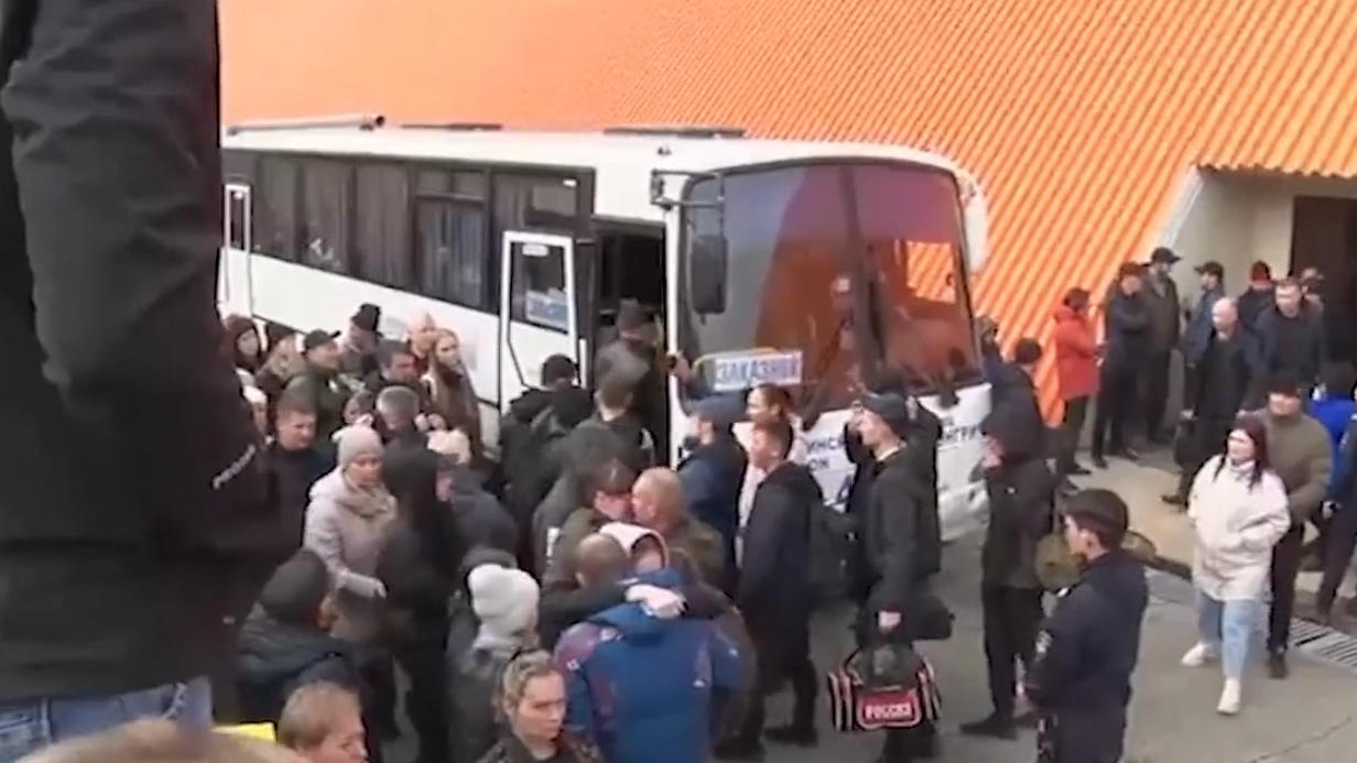 Aufnahmen sollen Abreise einberufener Reservisten zeigen Scheinreferenden in Ukraine starte