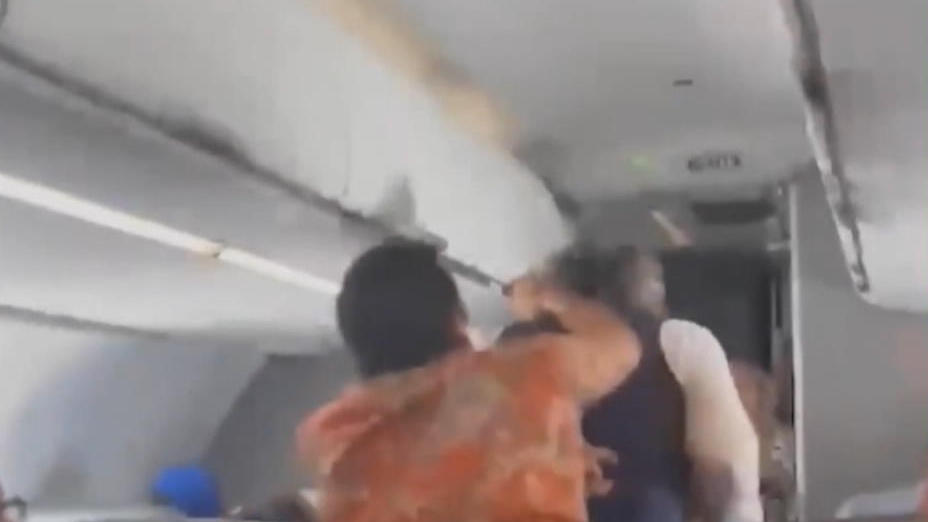 Passagier schlägt Flugbegleiter Faust an den Kopf Fluggast rastet aus
