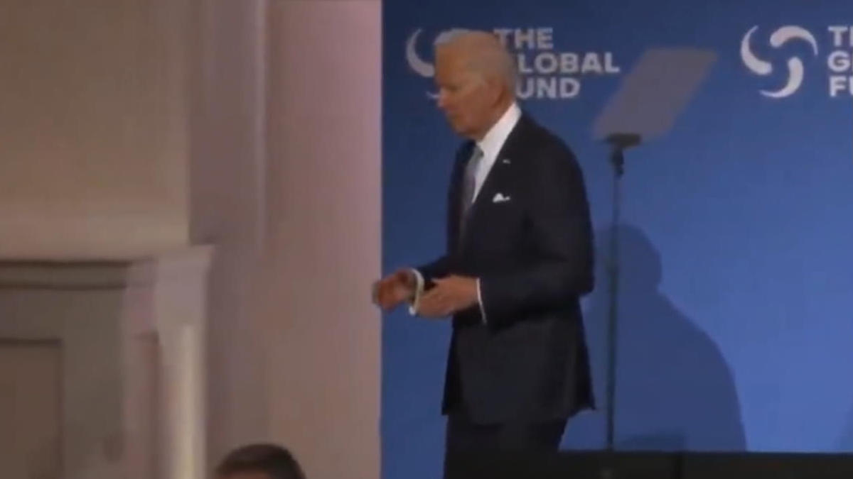 Unangenehmer Auftritt: US-Präsident Biden nach Rede verwirrt „Joe Biden ist auf der Bühne völlig verloren!"
