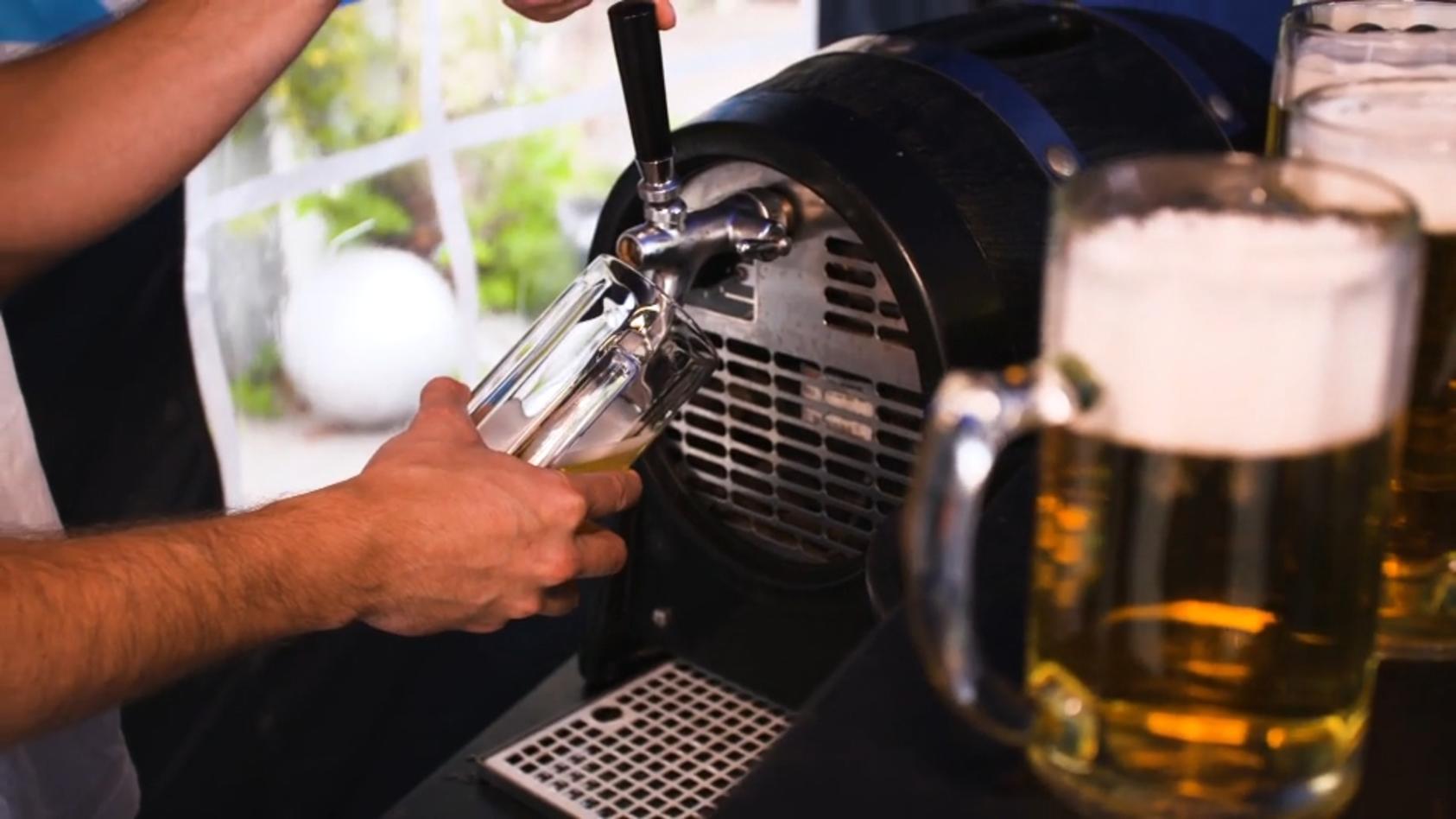 Oans, zwoa, knülle Warum haut Alkohol uns an der frischen Luft plötzlich um?