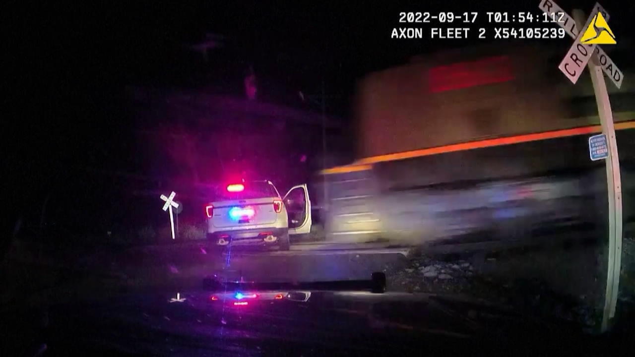 Zug crasht Polizeiwagen - in dem festgenommene  Frau sitzt Polizeifehler mit Folgen!