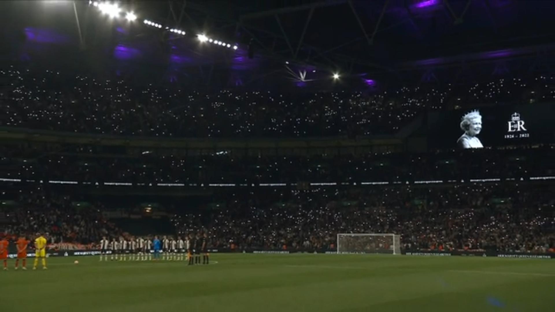 Wembley verneigt sich vor Queen Elizabeth II. Schweigeminute vor Spiel