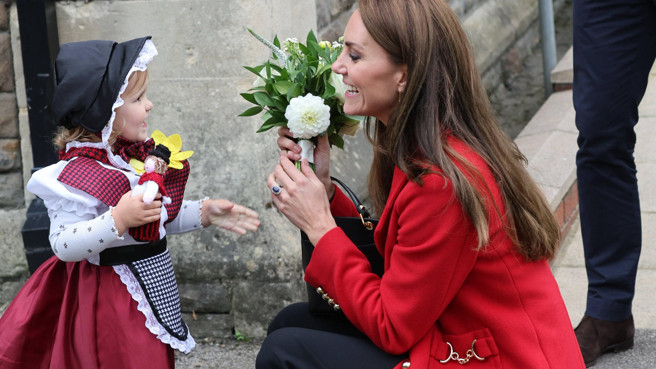 Kleines Mädchen empfängt Prinzessin Kate Zuckersüßer Moment