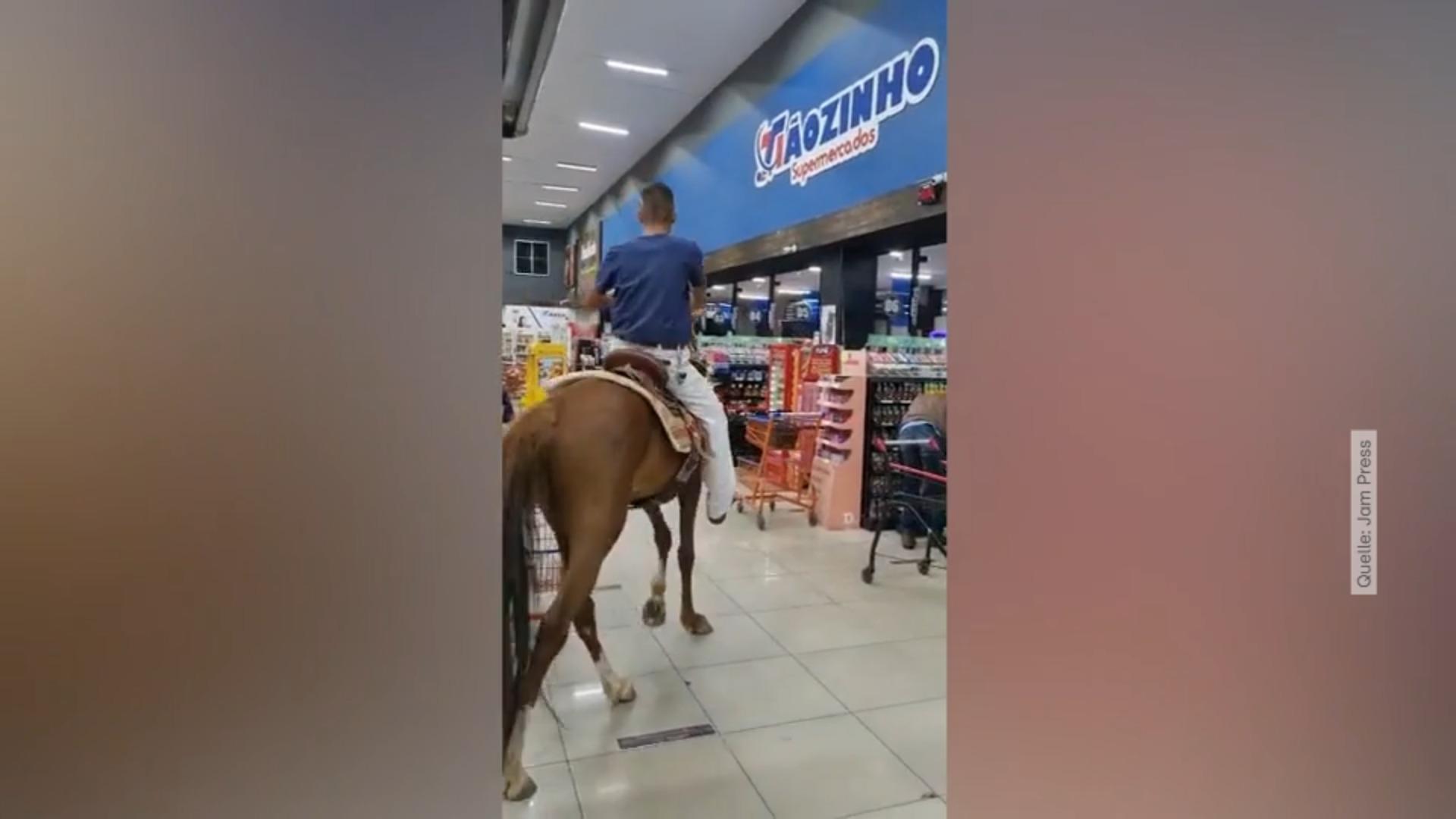 Mann reitet mit Pferd in Supermarkt Kuriose Einkaufs-Tour