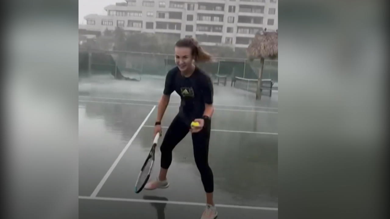 Tennis-Spielerin trainiert mitten im Hurrikan Muss das sein?