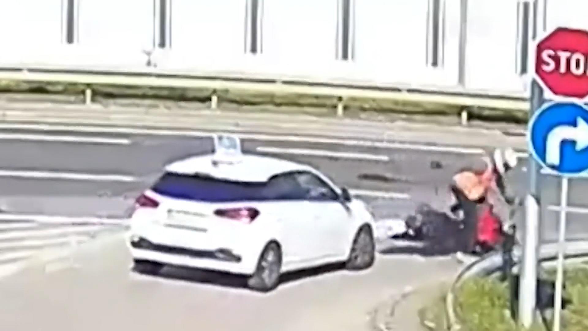 Und das am Stoppschild! Fahrlehrer fährt Mottorad-Fahrschüler um