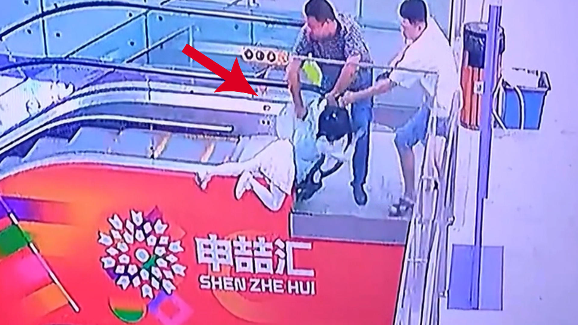 Mädchen hängt an Rolltreppe - Mann eilt ihr zu Hilfe Schreck-Sekunde im Einkaufszentrum
