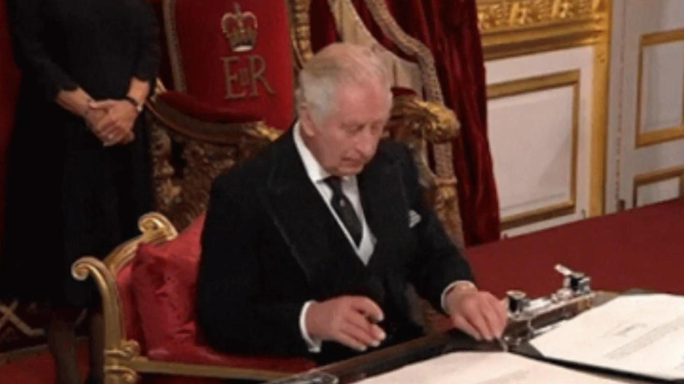 El príncipe Carlos responde a los escándalos de la pluma en respuesta al escándalo de la arrogancia