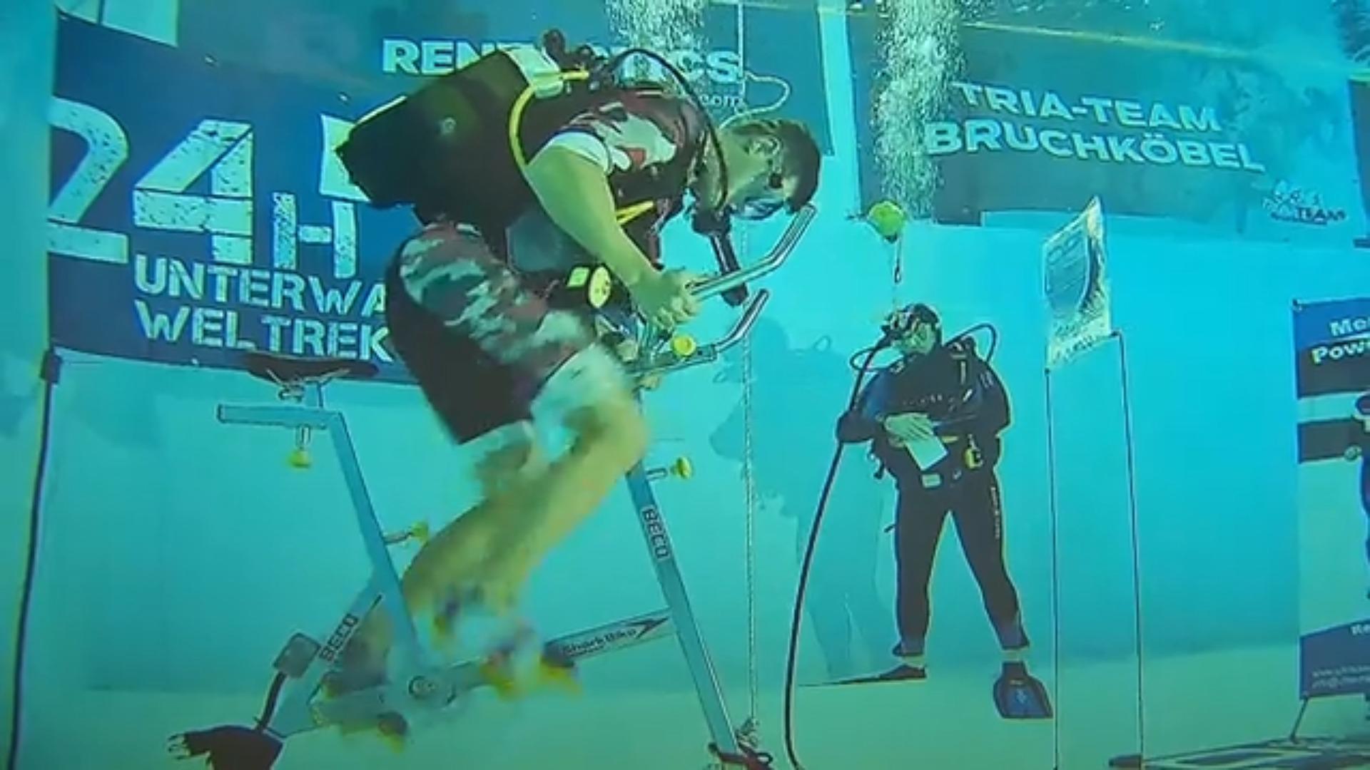 Extremsportler wollen 24 Stunden unter Wasser Fahrrad fahren Abgetaucht & durchgestrampelt