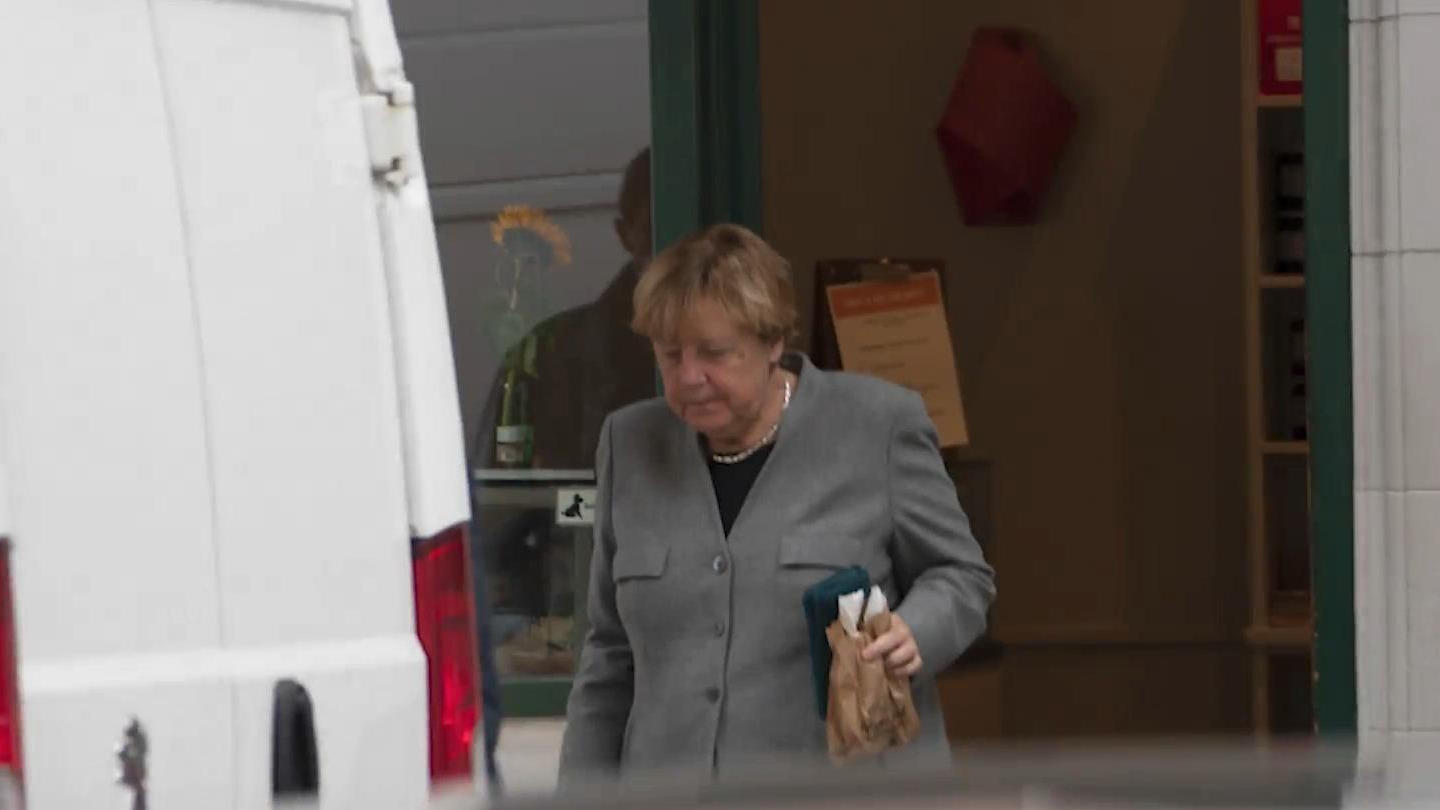 Hier holt Altkanzlerin Angela Merkel ihre Brötchen Passanten überrascht!