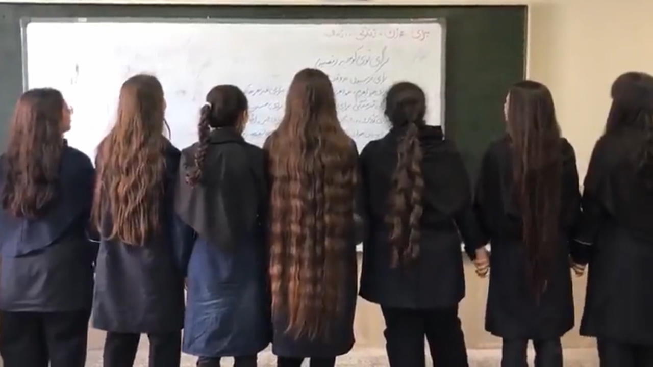 Schülerinnen im Iran singen Protestlied Proteste gegen das Regime