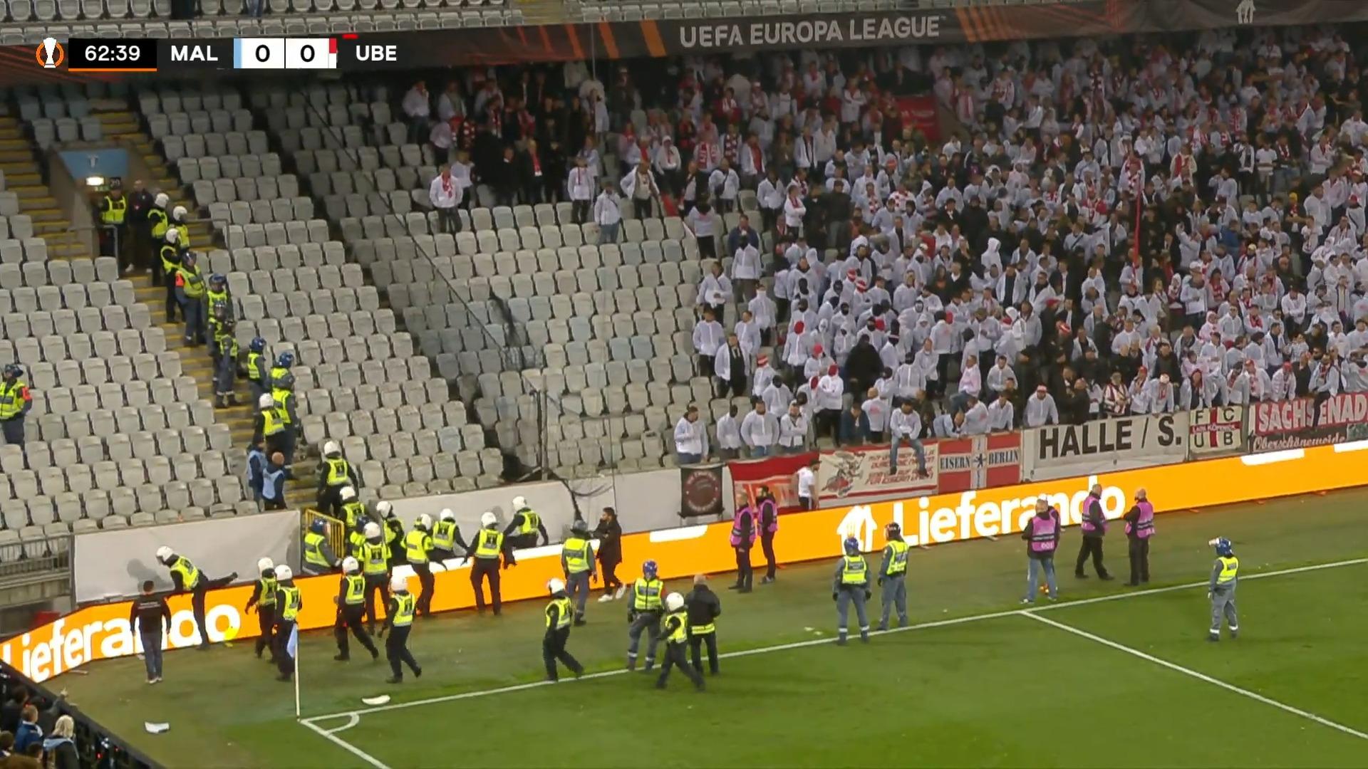 La polizia marcia verso l'Europa League dopo lo scandalo dei fuochi d'artificio