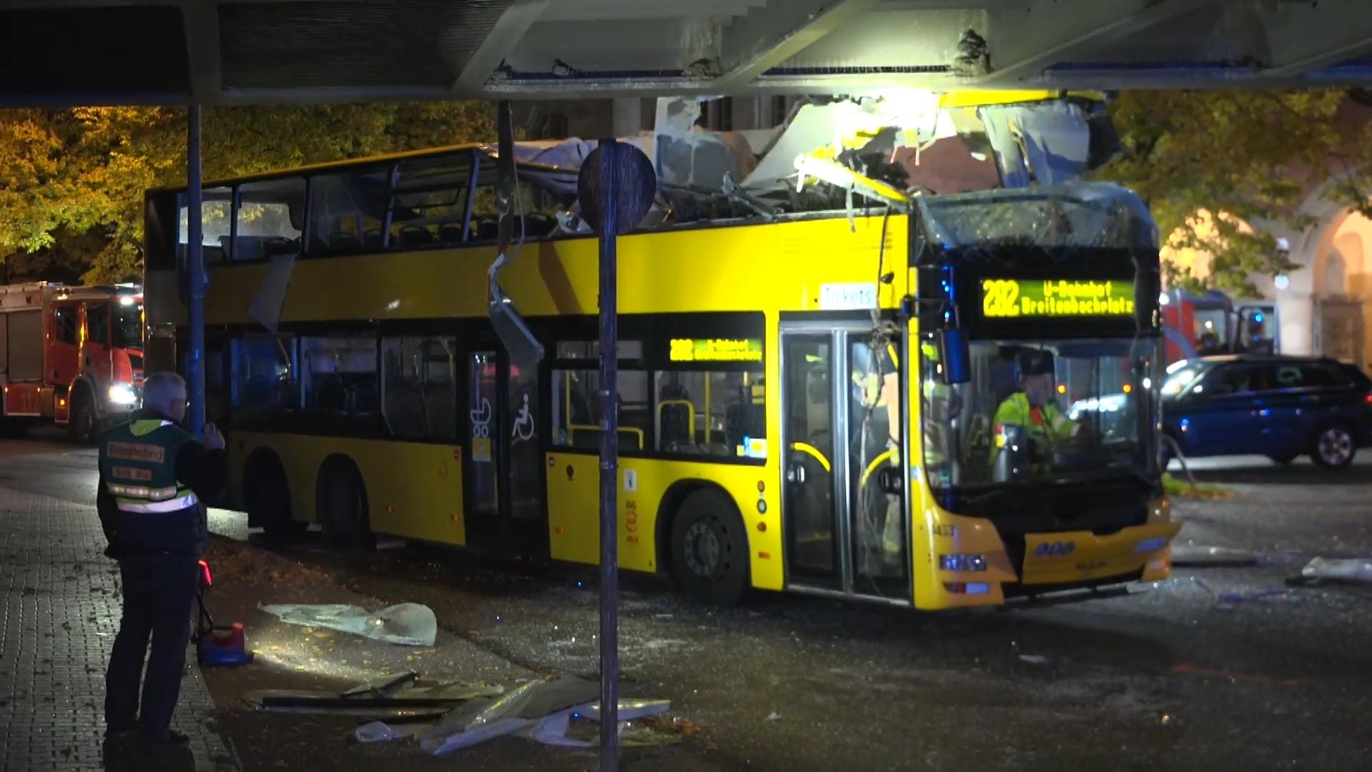 Doppeldecker-Bus fährt unter Brücke – Dach aufgerissen! Unfall-Drama in Berlin