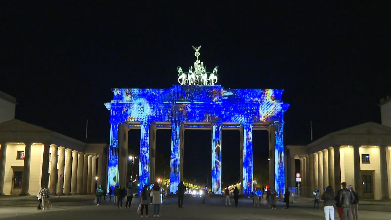Riesen-Light-Show in Berlin - trotz Krise?! EU-Chefs beraten über Krise