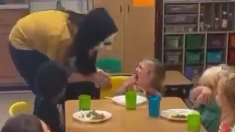 Kita-Mitarbeiterin erschreckt Kinder mit Scream-Maske Was für ein Horror!