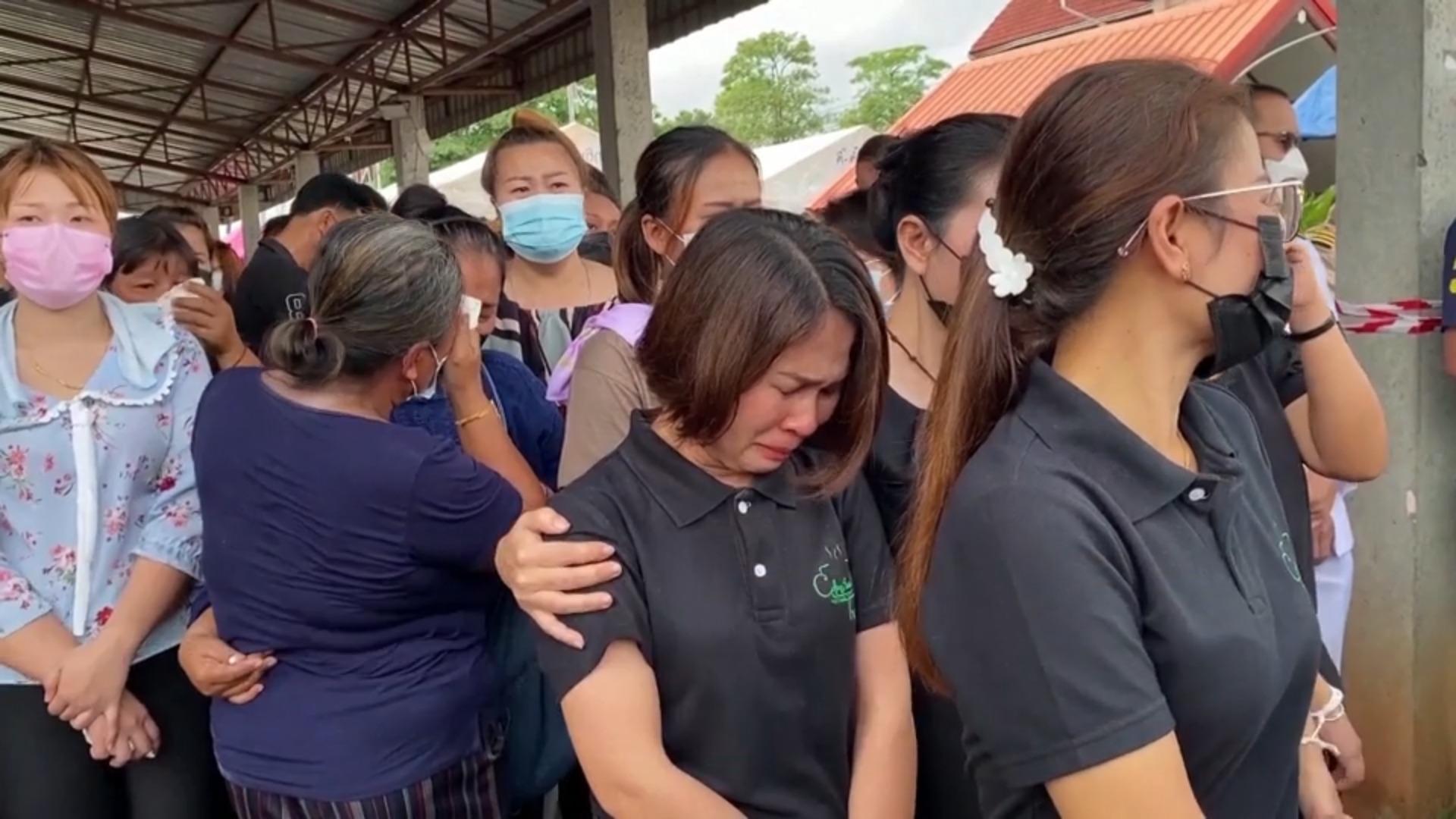 Angehörige trauern um Kinder und Betreuer Amoklauf in Thailand