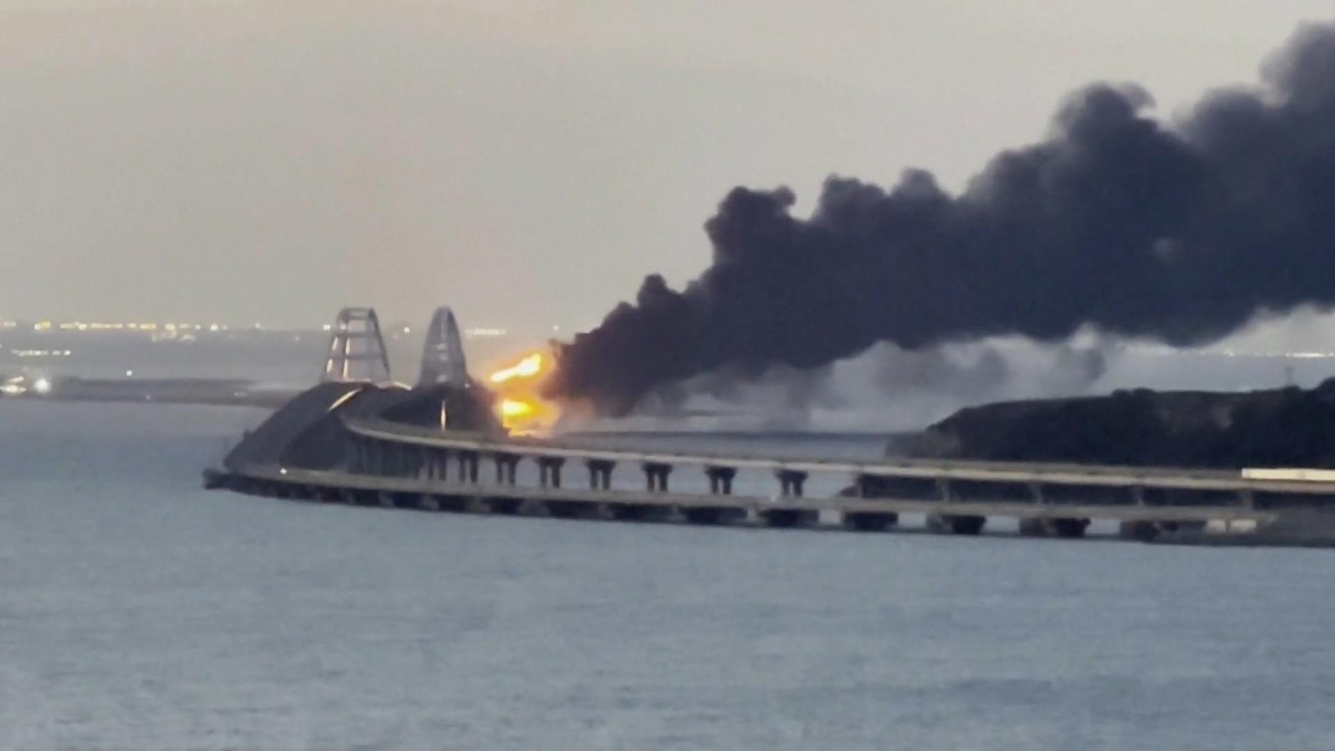 Teile von wichtiger Krim-Brücke eingestürzt Nach Explosion