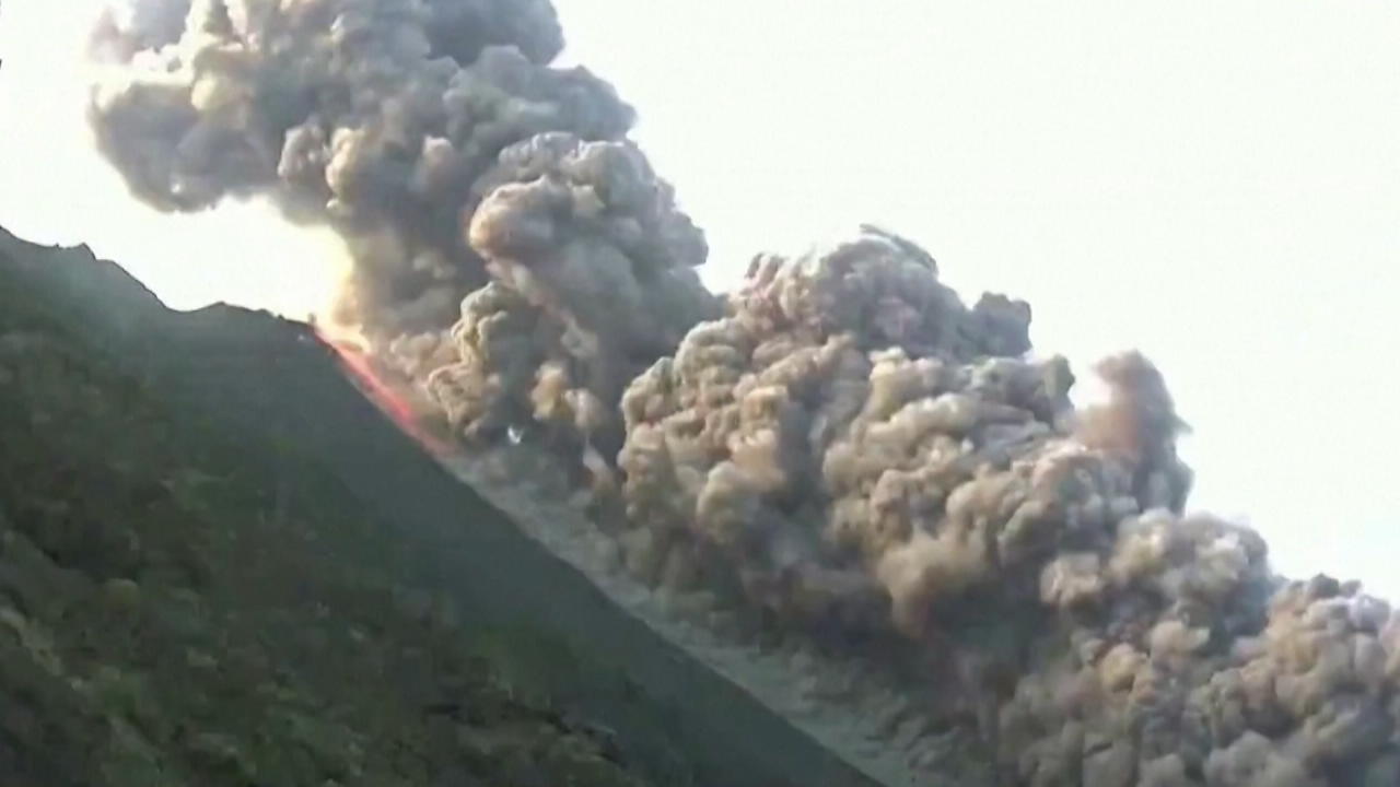 Vulkanausbruch sorgt für Naturschauspiel Große Wolke über Stromboli