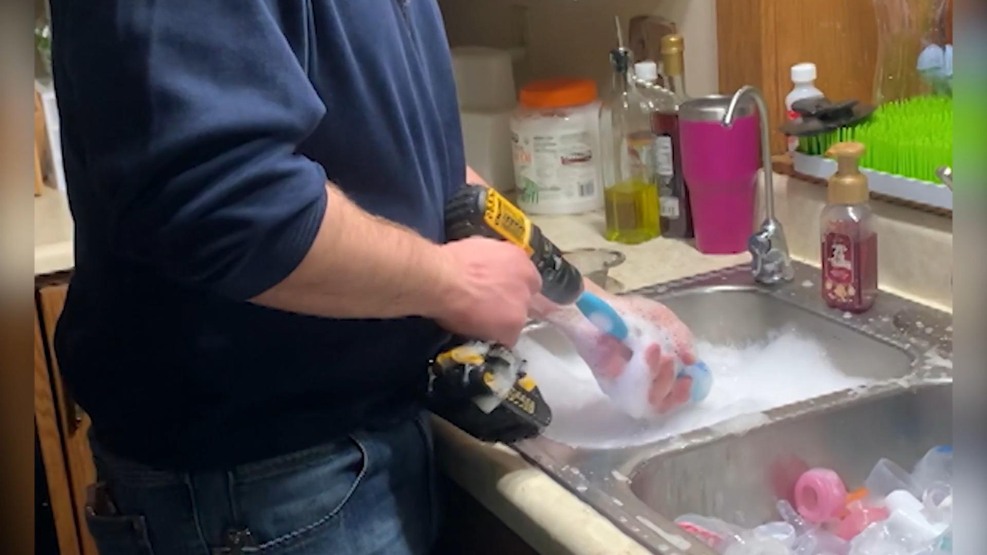Vater säubert Babyflaschen mit dem Akkuschrauber So macht Mann das!