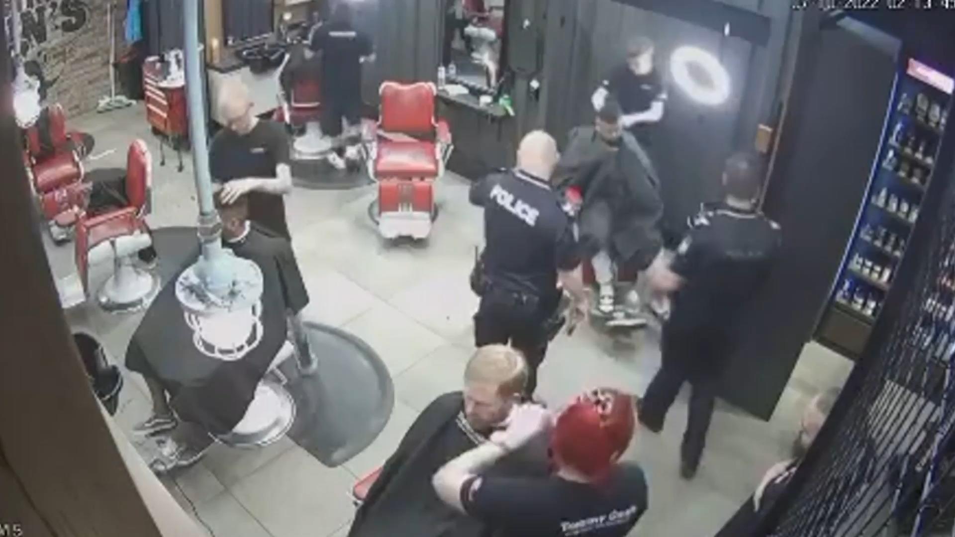Erst Haare schneiden - dann Festnahme Polizisten warten geduldig
