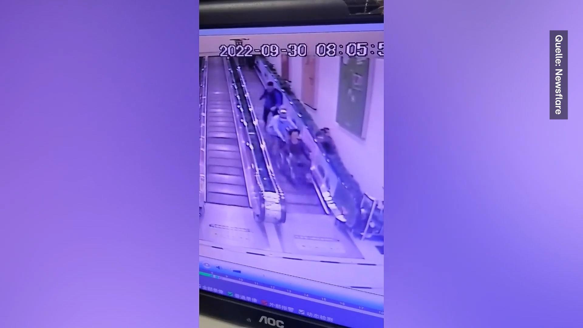 Rollstuhlfahrerin rast Rolltreppe runter Glück im Unglück