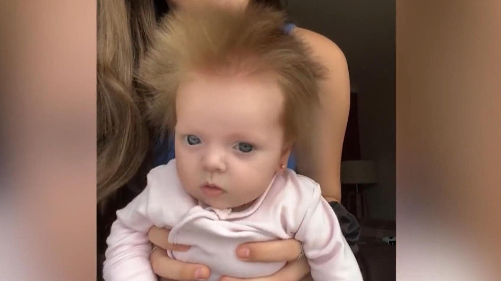 Baby Arla hat eine echte Haar-Explosion auf dem Kopf Was für eine wilde Frise!