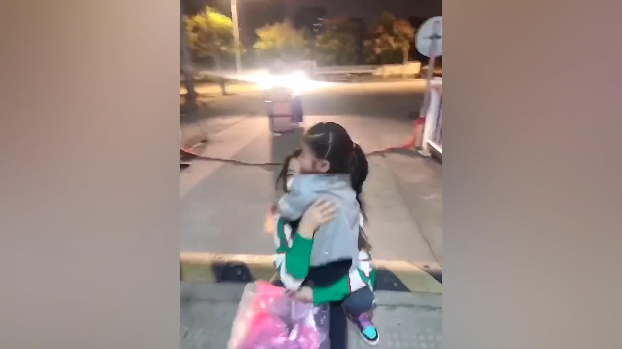 Mutter kann ihr Kind wieder in den Arm nehmen Emotionales Wiedersehen