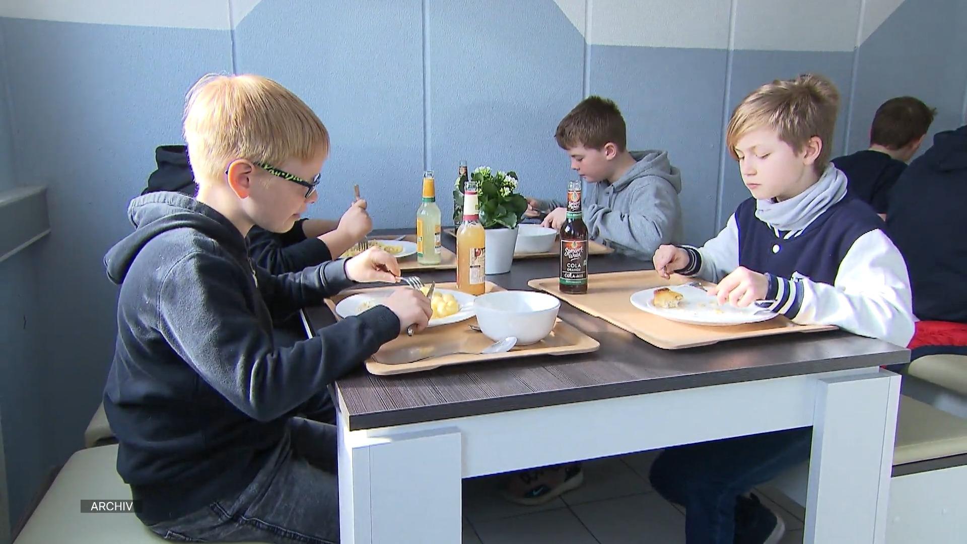 Gesund oder gefährlich? Fleischverbot an Schulen Expertin schätzt ein