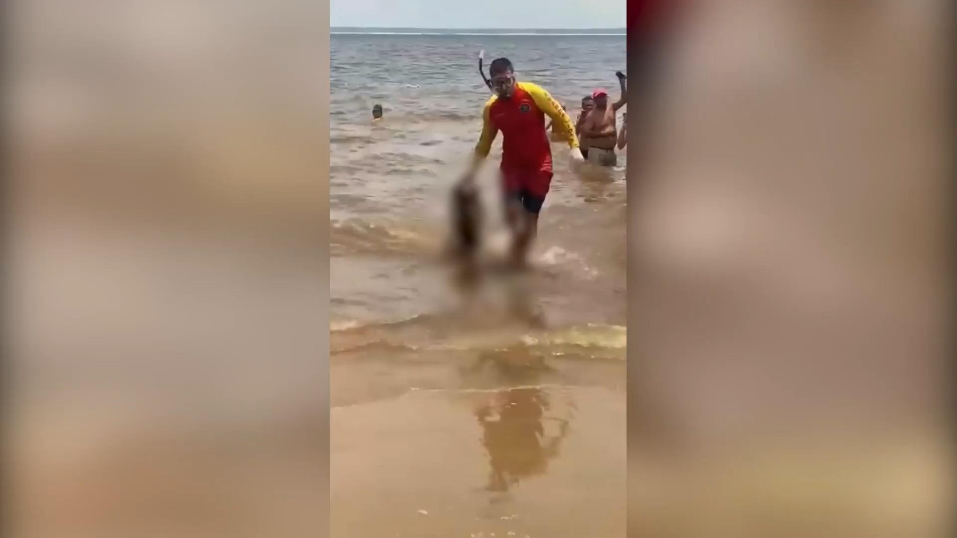 Mann tritt beim Baden auf Skelett Grusel-Fund am Strand
