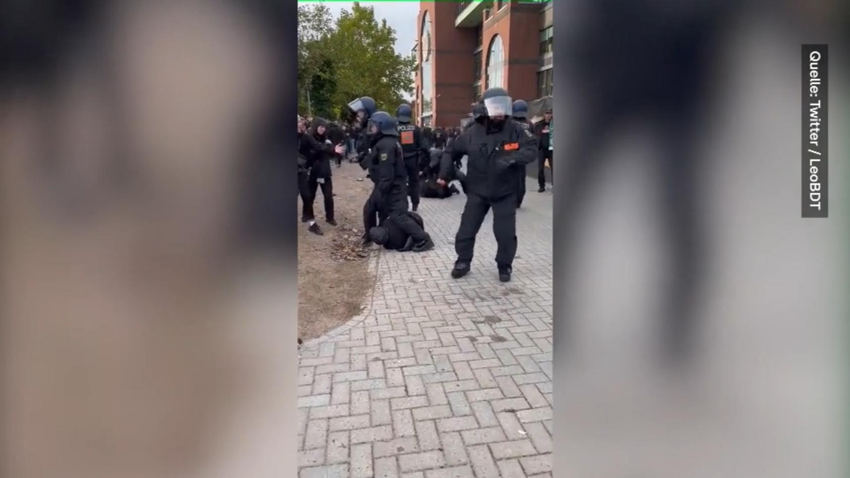 Polizei prügelt auf Fußballfan ein: "Seid ihr bescheuert?" Heftige Szenen in Hamburg