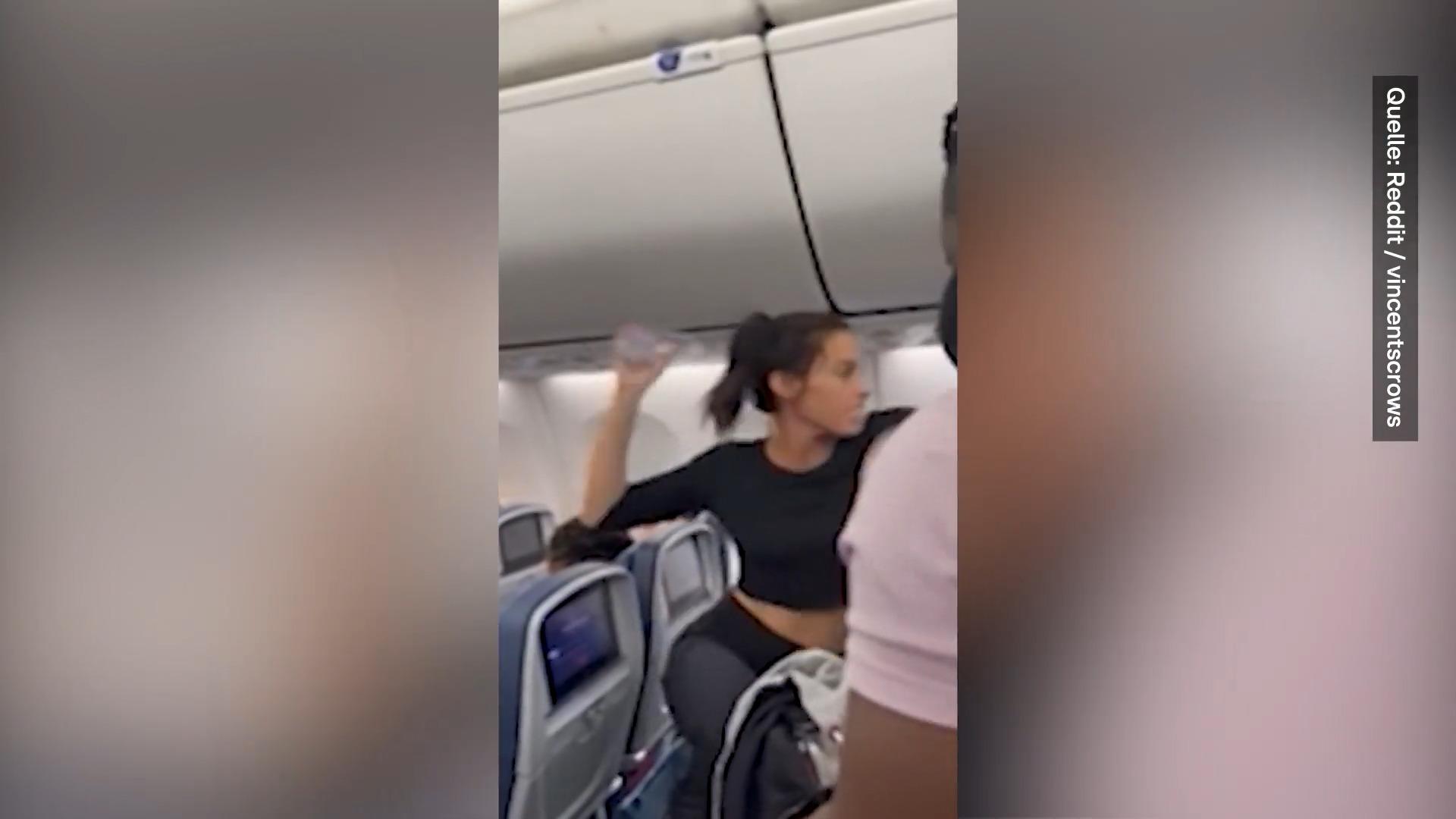 Frau rastet im Flieger aus und wirft Flasche auf Passagier Wegen ihres Hundes