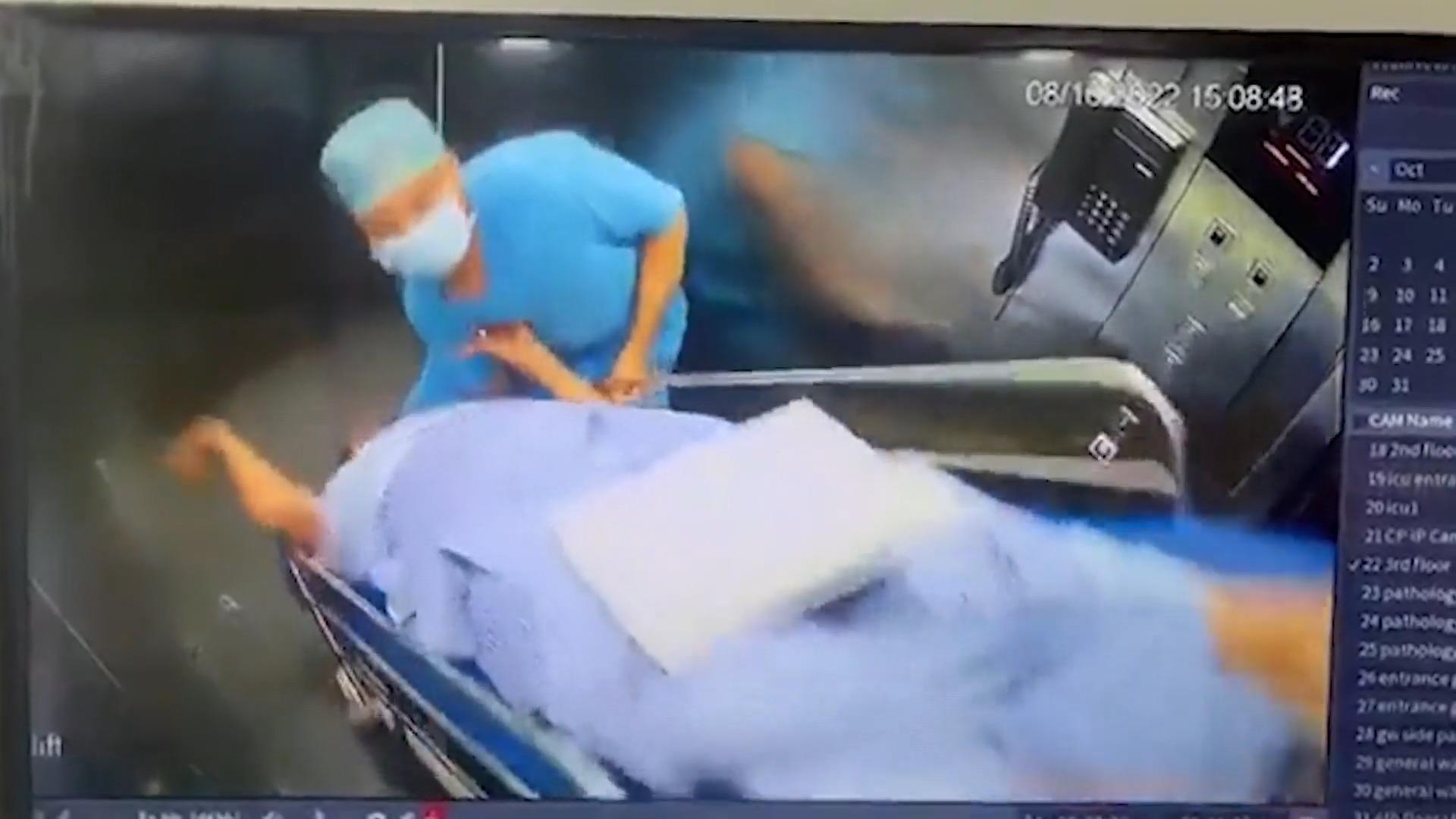 Patient auf Krankenbett fast von Aufzug zerquetscht Horror-Krankenhaus