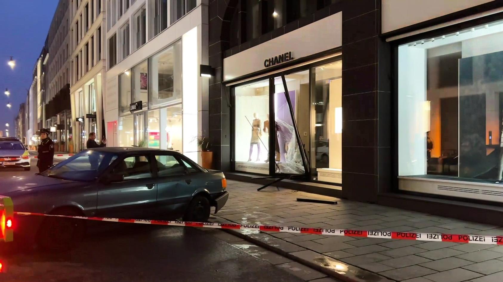 Diebe brechen mit dem Auto durch die Wand Spektakulärer Einbruch beim Luxuslabel Chanel