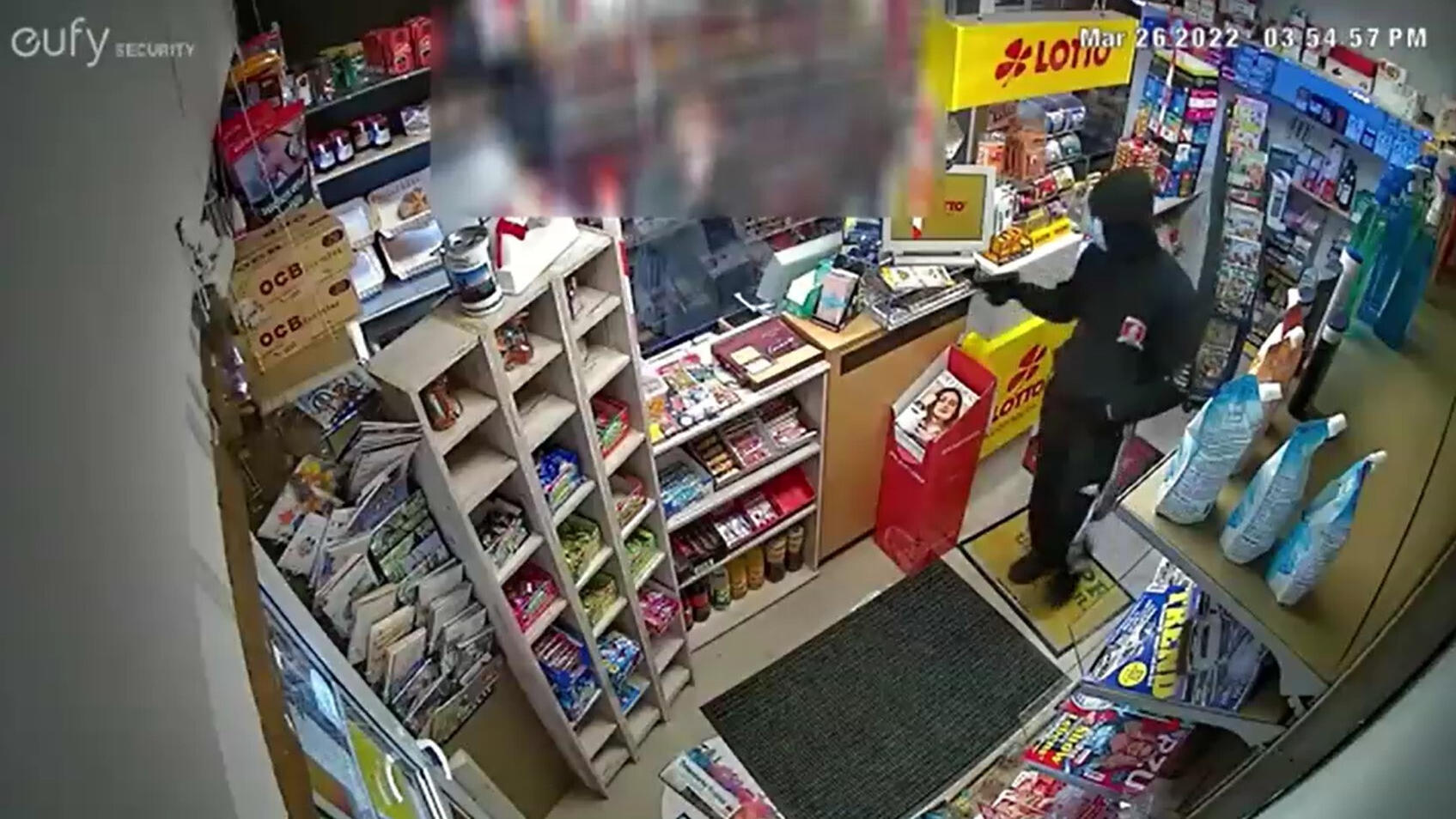 Kiosk-Überfall in Delmenhorst: Räuber richtet Waffe auf Verk Er schreit: "Mach keine Faxen!"