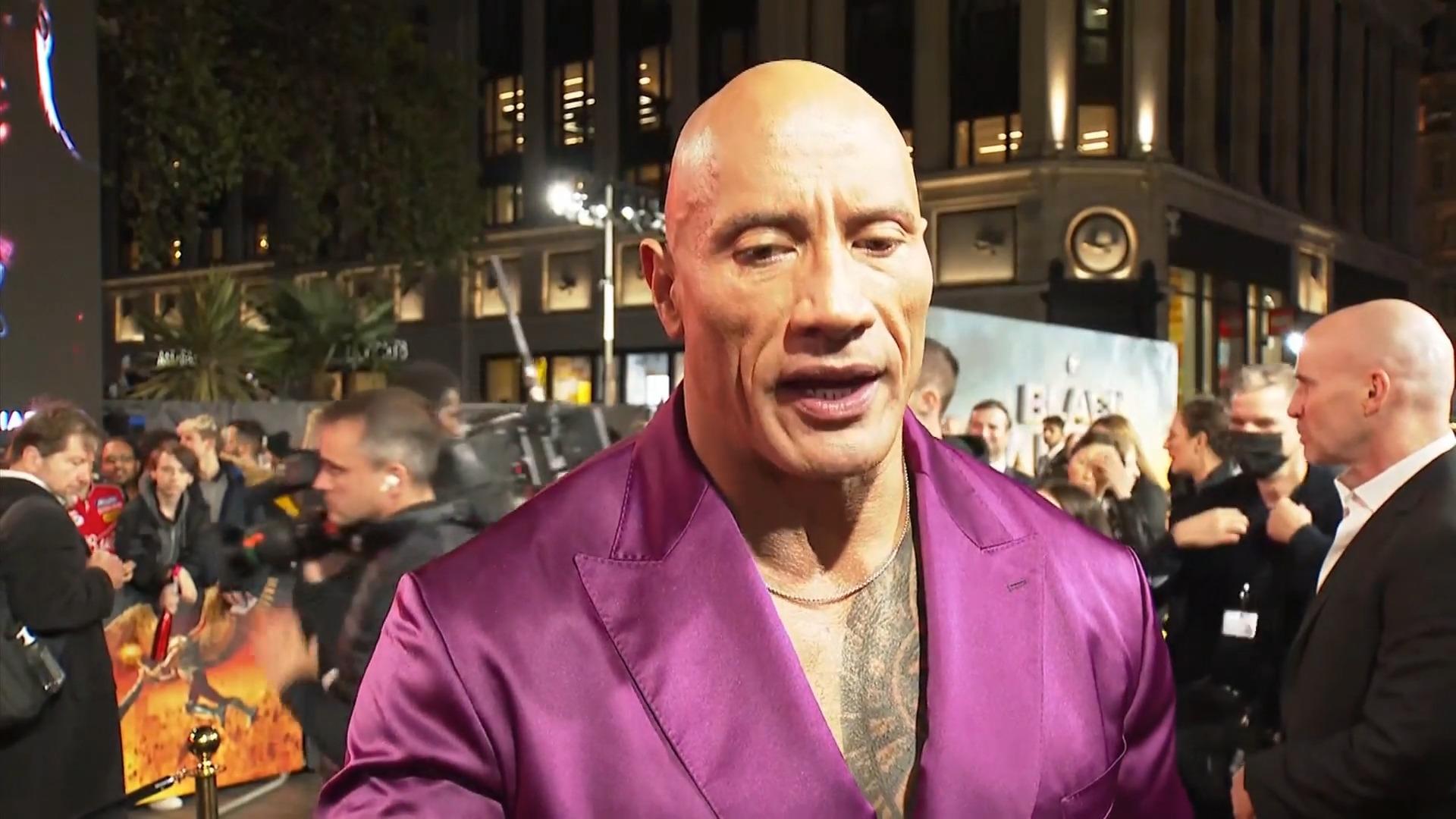 Lila-Rock: Dwayne Johnson sorgt für 'nen Hingucker Hollywood-Star im knalligen Outfit