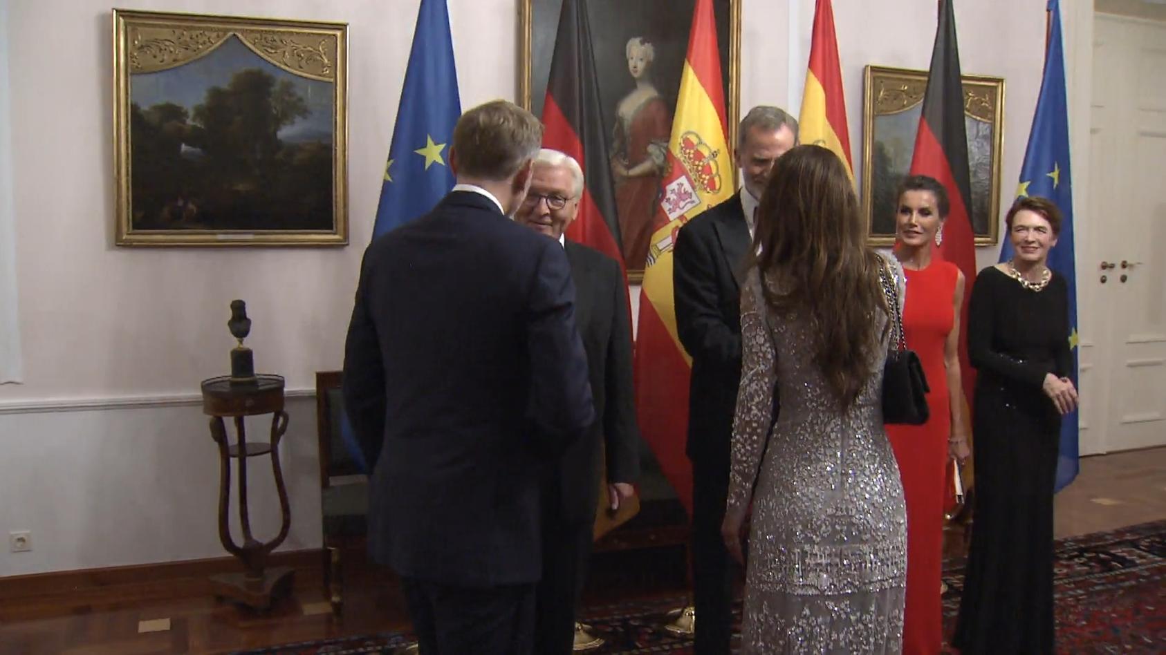 Franca Lehfeldts Glitzerrobe überstrahlt selbst die Königin Staatsbankett auf Schloss Bellevue