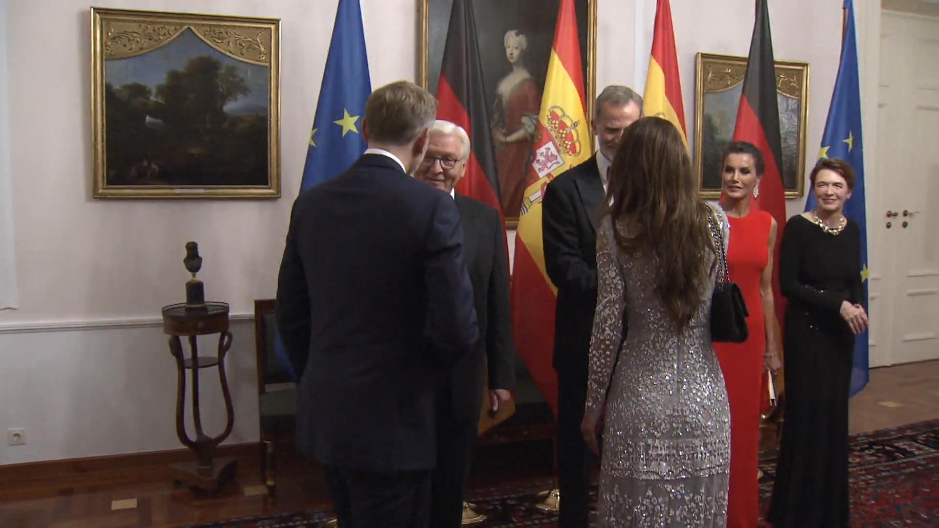Franca Lehfeldts Glitzerrobe überstrahlt selbst die Königin Staatsbankett auf Schloss Bellevue