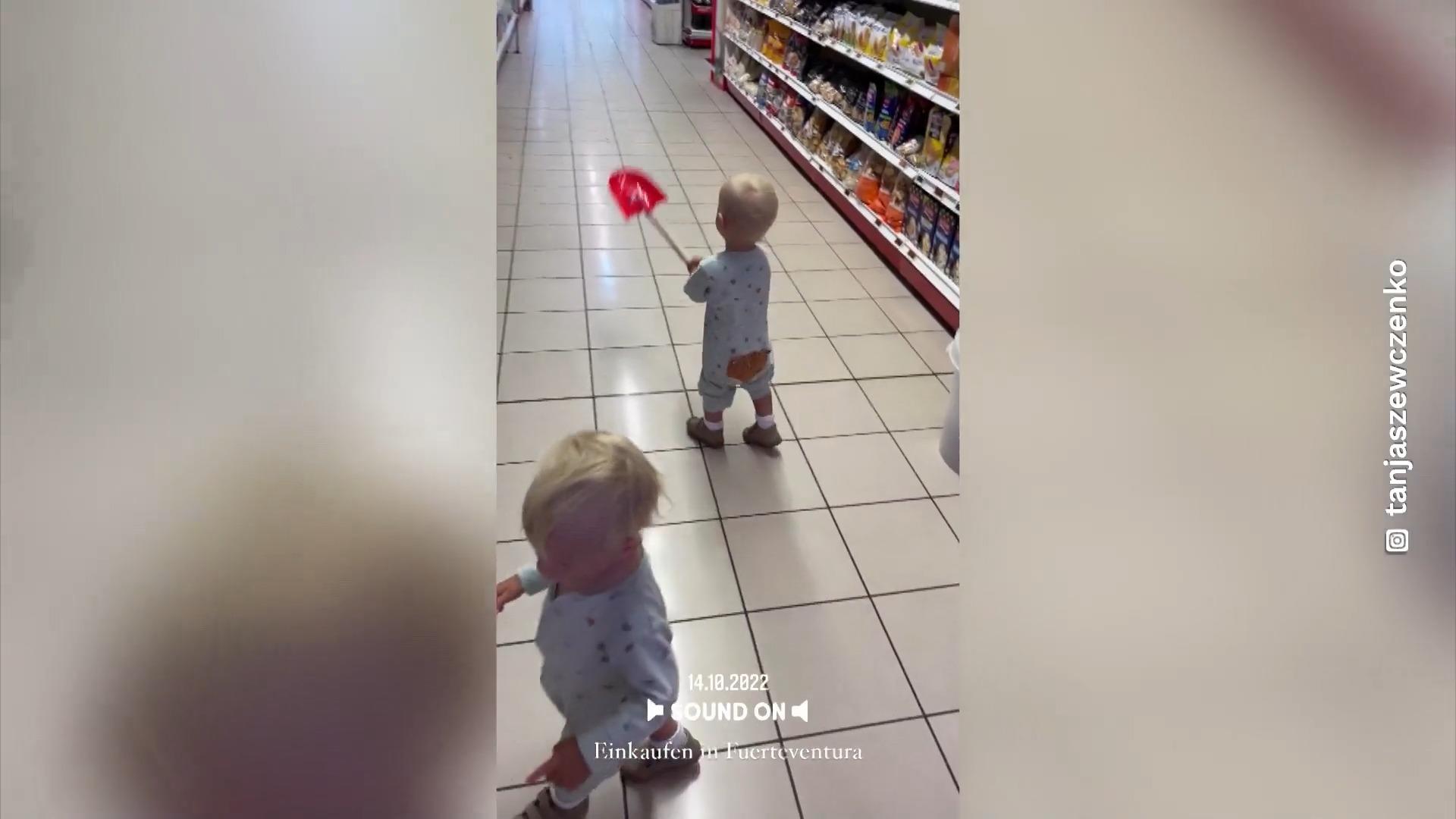 Zwillinge stellen Supermarkt auf den Kopf Tanja Szewczenkos süße Jungs